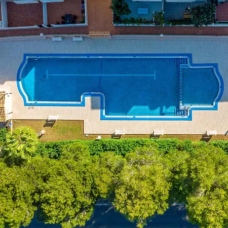 Familjeboende Med Stor Gemensam Pool Och Fin Utsikt