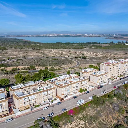 Familjeboende Med Stor Gemensam Pool Och Fin Utsikt