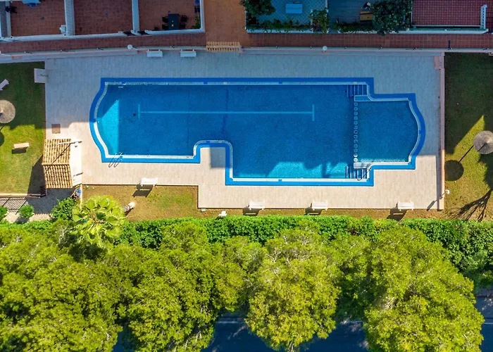 Familjeboende Med Stor Gemensam Pool Och Fin Utsikt