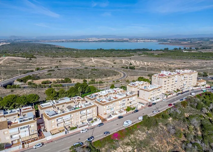 Familjeboende Med Stor Gemensam Pool Och Fin Utsikt