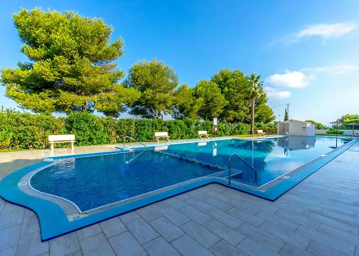 Familjeboende Med Stor Gemensam Pool Och Fin Utsikt