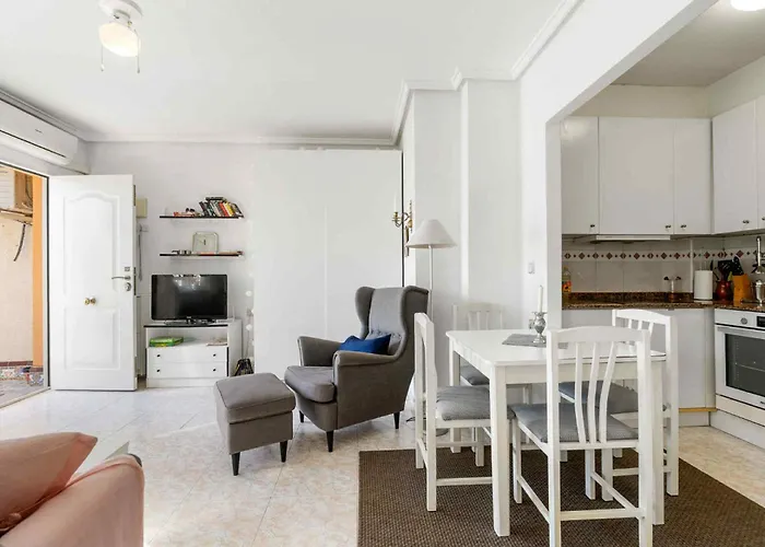 Familjeboende Med Stor Gemensam Pool Och Fin Utsikt